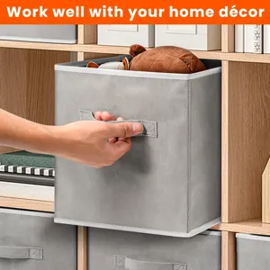 Scatola portaoggetti in tessuto pieghevole con maniglia, ideale per scaffali e decorazioni.
