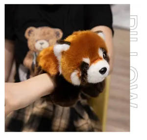 Vista detallada del brazalete slap de peluche de panda rojo, tierno peluche de hombro.