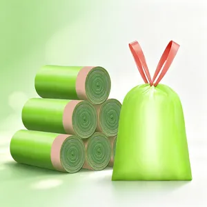 Sacchetti spazzatura verdi con coulisse in dettaglio, sacchetti cucina resistenti per uso quotidiano.