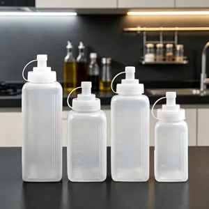 Vue détaillée de bouteilles souples en plastique transparent pour sauces et condiments.