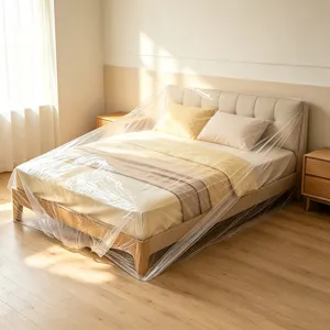 Cubierta antipolvo de plástico transparente para protección de camas y muebles, vista de detalle.