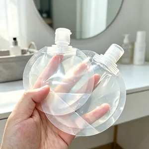 Vue détaillée de sachets rechargeables transparents pour lotion, pochettes de voyage.