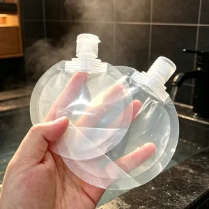 Détail de pochette de toilette transparente, sac souple en plastique pour lotion et shampooing.