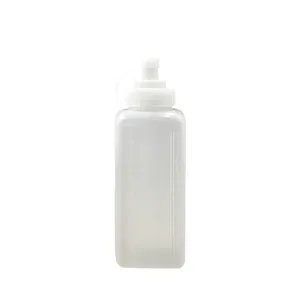 Bouteille souple en plastique transparent avec bouchon pointu et graduations pour sauces.