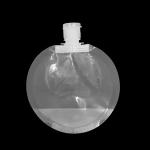 Détail de sachet de voyage transparent rond pour lotion avec design en plastique et bouchon.