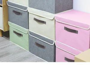 Scatola di stoccaggio in tessuto pieghevole con coperchio, organizer impilabile per vestiti.