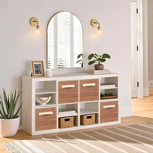 Gedetailleerd overzicht van de witte opbergorganizer met houten lades in de woonkamer.