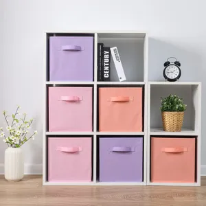 Detailansicht von bunten Stoff-Aufbewahrungsboxen ordentlich in einem weißen Regalregal.