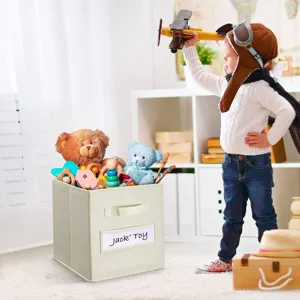 Dettaglio scatola portaoggetti in tessuto pieghevole, organizer per giocattoli beige.