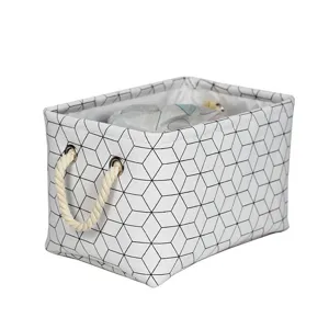Vue de détail du panier de rangement en tissu pliable à motif géométrique et poignées en corde.