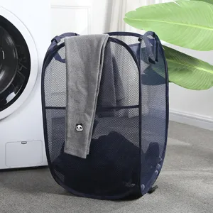 Gedetailleerde weergave van opvouwbare wasmand van mesh, ademende opbergmand voor kleding.