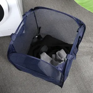 Opvouwbare wasmand van ademend mesh materiaal met handvatten voor kledingopslag thuis.
