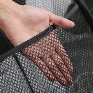 Close-up van de zwarte mesh wasmandstof, ademend en opvouwbaar opbergmand detail.