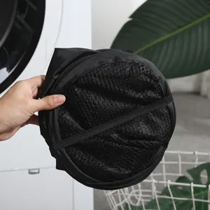 Opvouwbare wasmand van zwart mesh draagbare opbergmand voor vuile kleding in huis en bad.