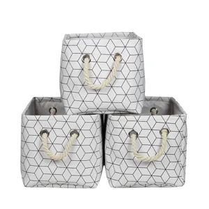 Panier de rangement en tissu géométrique avec poignées en corde pour placard et jouets.