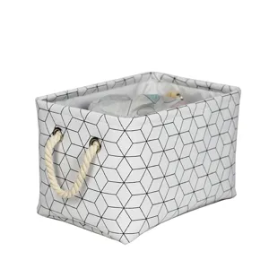 Panier de rangement en tissu avec motif géométrique et poignées en corde pour la maison.