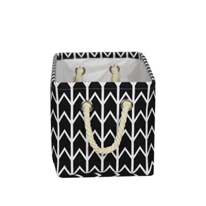 Panier de rangement en tissu géométrique noir et blanc avec poignées en corde, vue principale.