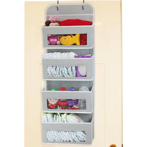 Organisateur suspendu pour porte avec plusieurs poches pour couches de bébé et petits objets.