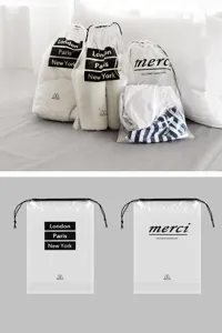 Vue de détail des sacs de rangement étanches en PVC transparent avec cordon pour voyages.