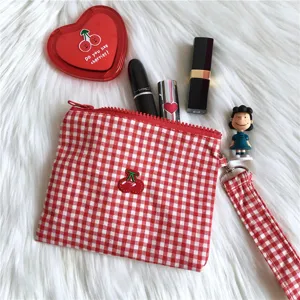 Rotes kariertes Canvas Kosmetiktäschchen mit Kirschen Stickerei und praktischer Handschlaufe.