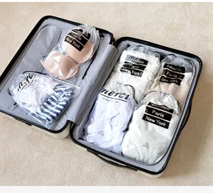 Vue détaillée des sacs à cordon transparents en PVC imperméable, parfaits pour le rangement de voyage.