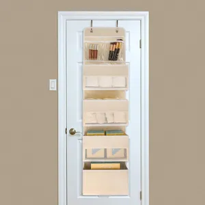 Organisateur de porte suspendu avec des poches en filet transparent pour le rangement.