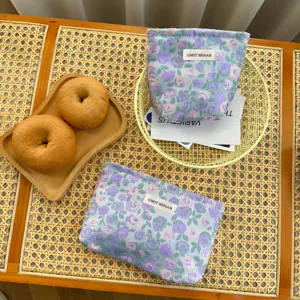 Borsa cosmetica floreale dettaglio, elegante mini custodia per trucco da donna per uso quotidiano.