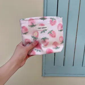 Deliziosa borsa cosmetica in tela con stampa di fragole, custodia trucco portatile donna.