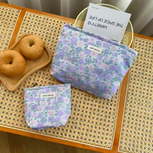 Vista dettagliata della borsa cosmetica a fiori, custodia portatile con chiusura lampo.