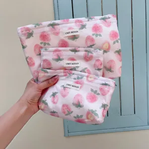 Set di borsa cosmetica fragola carina, grande capacità pochette portatile per viaggio.
