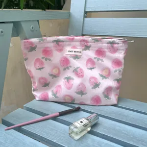 Graziosa borsa per trucco rosa con stampa fragola, capiente pochette per viaggi e uso quotidiano.