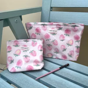 Dettaglio borsa cosmetica stampa fragola, grande organizzatore trucco portatile.