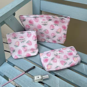 Set di borse per trucco con stampa fragola, custodia cosmetica da viaggio portatile.