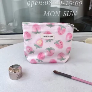 Graziosa borsa per trucco con fragole, grande capacità beauty case da viaggio.