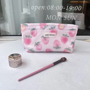 Deliziosa borsa per trucco alla fragola grande capacità custodia cosmetica portatile