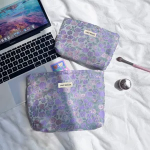 Set borsa cosmetica in jacquard floreale, elegante trousse per trucco con motivo floreale vintage.