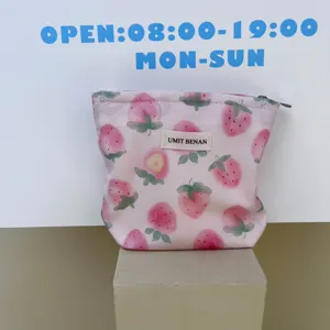 Borsa per cosmetici con stampa di fragole, custodia per trucco portatile di grande capacità.