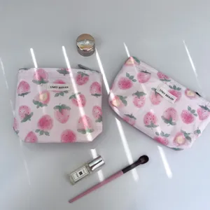 Borsa per trucco rosa con fragole da donna, grande trousse cosmetica portatile e astuccio.