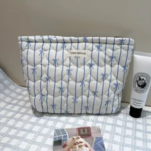 Blauw gestreepte strik cosmetisch tasje, gewatteerd hart patroon grote make-up organizer.