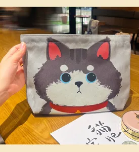 Jolie trousse de maquillage en toile avec imprimé animal et fermeture éclair pour voyage.