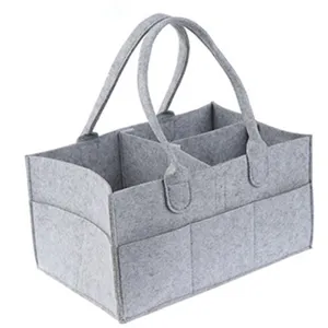 Détail de panier en feutre gris, organiseur de rangement multi-compartiments avec poignées.