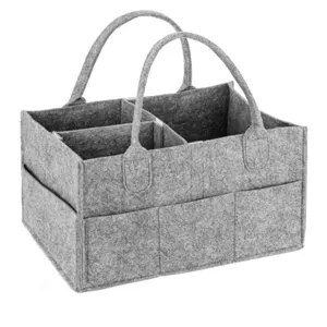 Panier de rangement en feutre détail, sac à langer gris avec plusieurs compartiments.