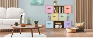Detailansicht von faltbaren Stoffaufbewahrungsboxen in einem praktischen Holzregalsystem.