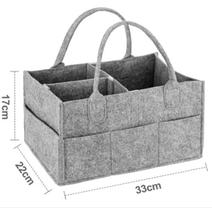 Détail de panier de rangement en feutre gris, organiseur de couches multi-compartiments.