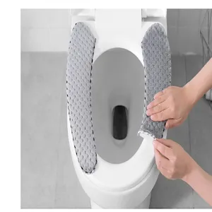 Vista detallada de funda de asiento de inodoro gris, textura suave para el invierno.