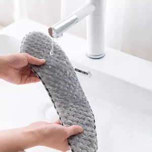 Funda de asiento de inodoro lavable de felpa gruesa gris para un baño cómodo en invierno.