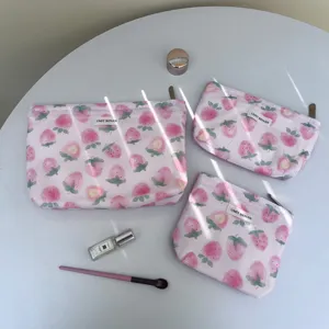 Set di tre beauty case rosa con stampa fragole, pochette cosmetica da viaggio.