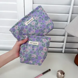 Dettaglio della pochette cosmetica floreale, design portatile ideale per l'uso quotidiano.