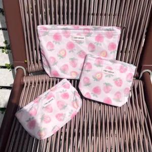 Set di borse cosmetiche rosa fragola, grazioso contenitore per trucco e organizer portatile per articoli.