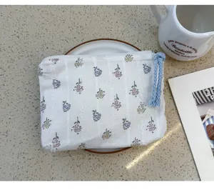 Small floral storage pouch cosmetic bag portable makeup bag with zipper pull for daily use